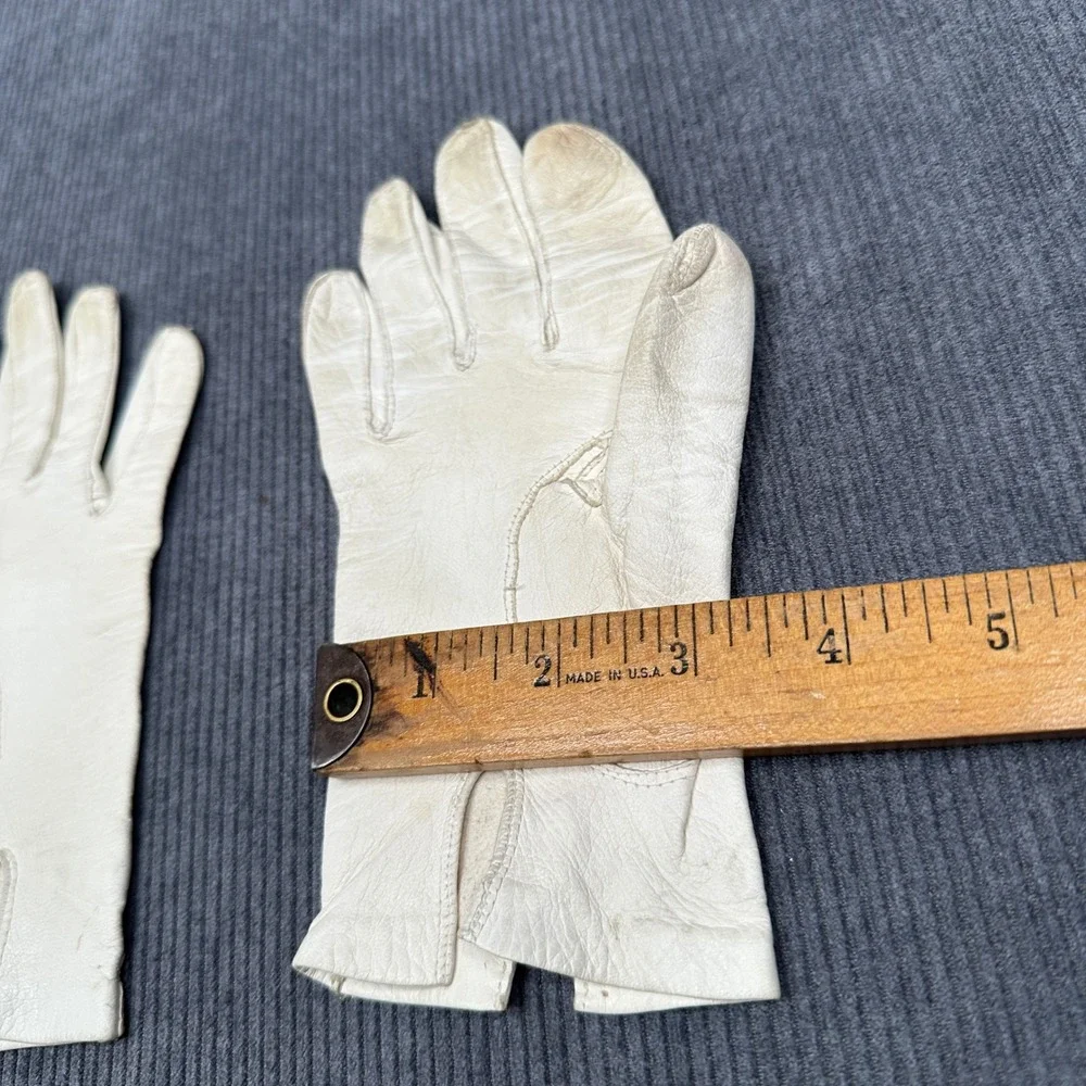 Vintage White Leather Gloves with Bow Detail Short Wrist Length‎ Mid-Century